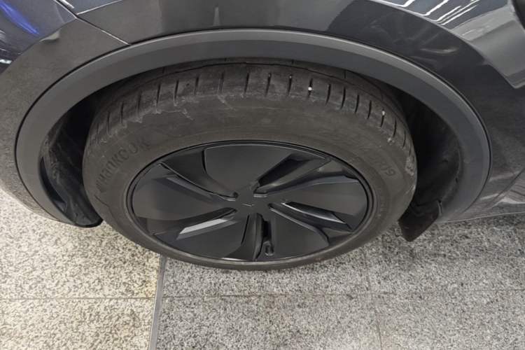 Used Tesla Model Y 2025 Long-Range All-Wheel Drive First Edition Left Front Wheel Hub