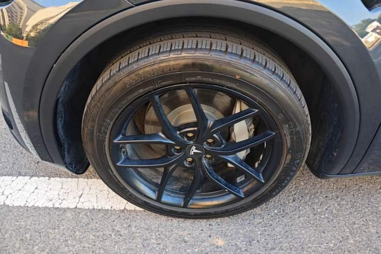Used Tesla Model Y 2025 Long-Range All-Wheel-Drive Version Left Front Wheel Hub