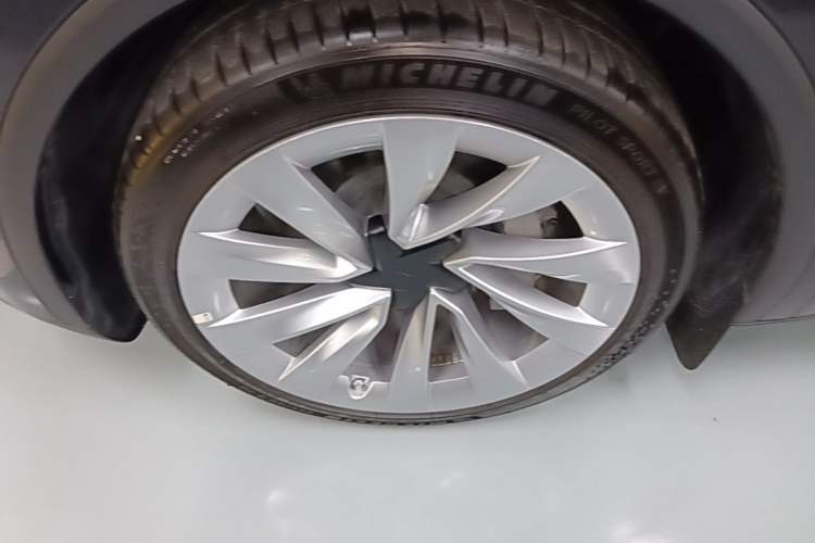 Used Tesla Model Y 2025 Long-Range All-Wheel-Drive Version Left Front Wheel Hub