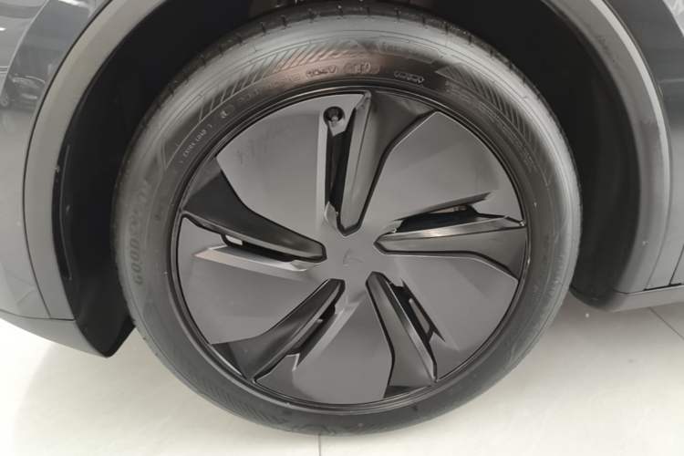 Used Tesla Model Y 2025 Rear-Wheel-Drive Version Left Front Wheel Hub