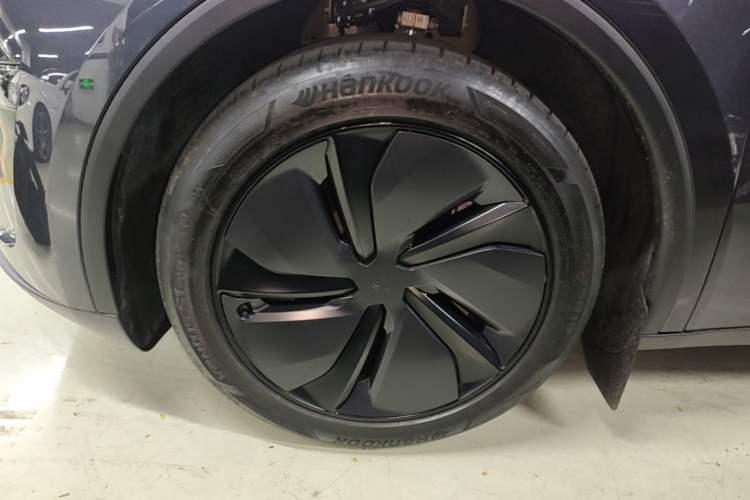 Used Tesla Model Y 2025 Long-Range All-Wheel Drive First Edition Left Front Wheel Hub