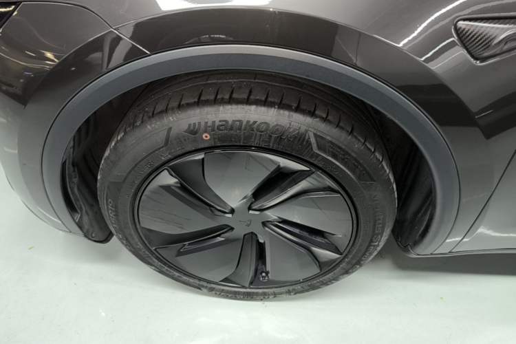 Used Tesla Model Y 2025 Long-Range All-Wheel Drive First Edition Left Front Wheel Hub