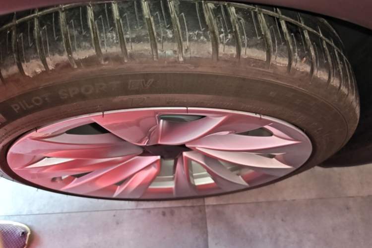 Used Tesla Model Y 2025 Long-Range All-Wheel Drive First Edition Left Front Wheel Hub