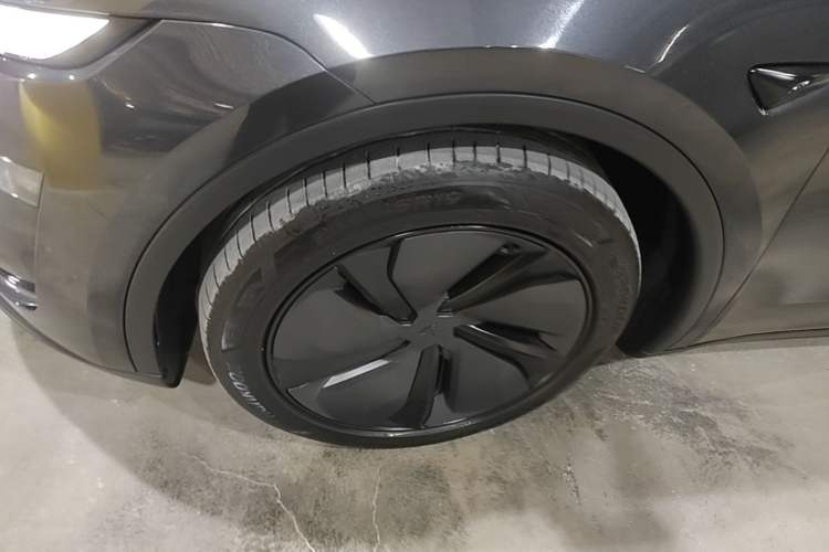 Used Tesla Model Y 2025 Long-Range All-Wheel Drive First Edition Left Front Wheel Hub