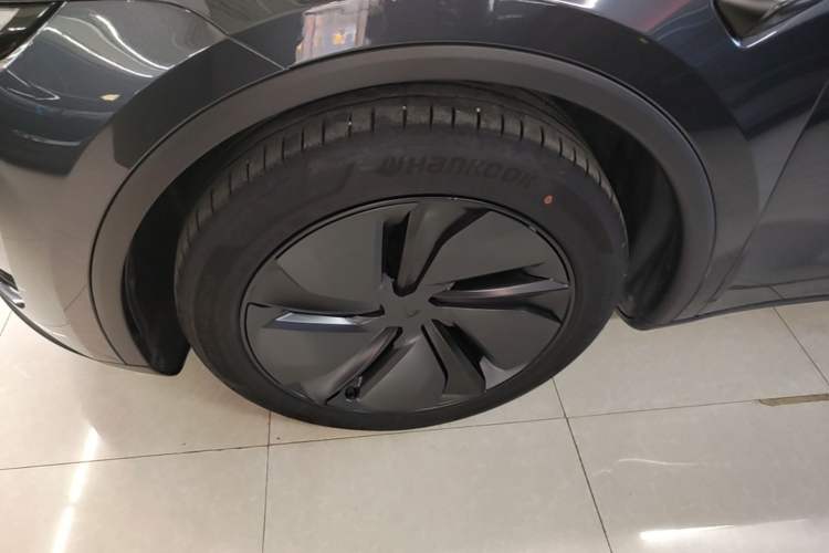 Used Tesla Model Y 2025 Long-Range All-Wheel Drive First Edition Left Front Wheel Hub