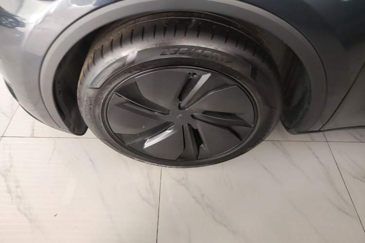 Used Tesla Model Y 2025 Long-Range All-Wheel-Drive Version Left Front Wheel Hub