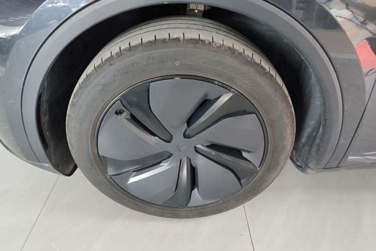 Used Tesla Model Y 2025 Rear-Wheel Drive First Edition Left Front Wheel Hub