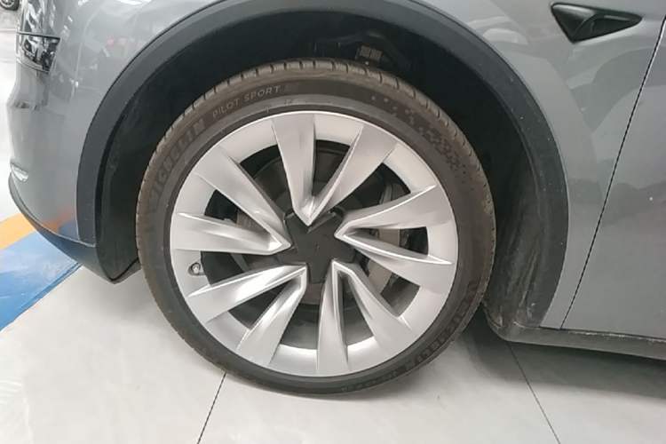 Used Tesla Model Y 2025 Rear-Wheel-Drive Version Left Front Wheel Hub