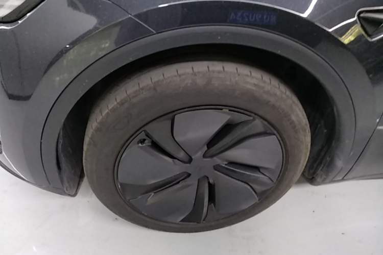 Used Tesla Model Y 2025 Rear-Wheel Drive First Edition Left Front Wheel Hub