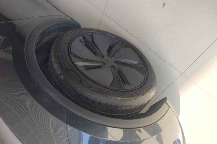 Used Tesla Model Y 2025 Rear-Wheel Drive First Edition Left Front Wheel Hub