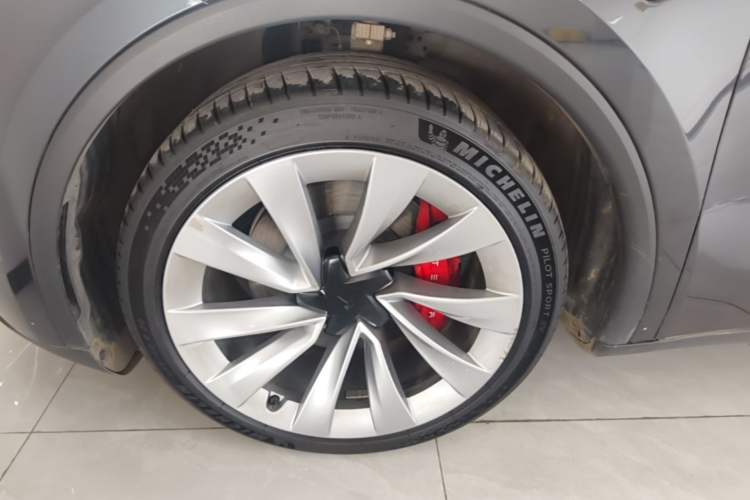 Used Tesla Model Y 2025 Long-Range All-Wheel-Drive Version Left Front Wheel Hub