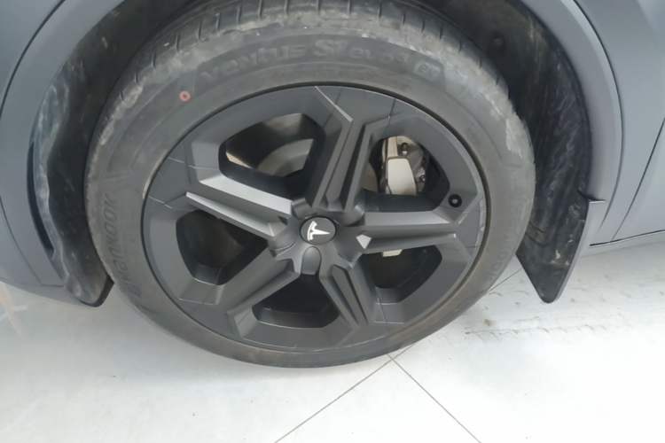 Used Tesla Model Y 2025 Long-Range All-Wheel-Drive Version Left Front Wheel Hub