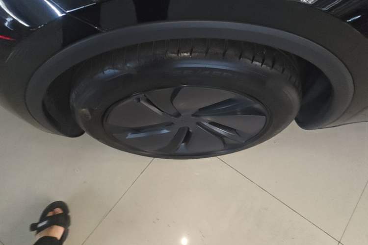 Used Tesla Model Y 2025 Long-Range All-Wheel Drive First Edition Left Front Wheel Hub