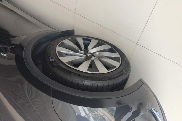Used Tesla Model Y 2025 Updated Version Long-Range All-Wheel Drive Left Front Wheel Hub