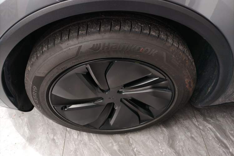 Used Tesla Model Y 2025 Long-Range All-Wheel-Drive Version Left Front Wheel Hub