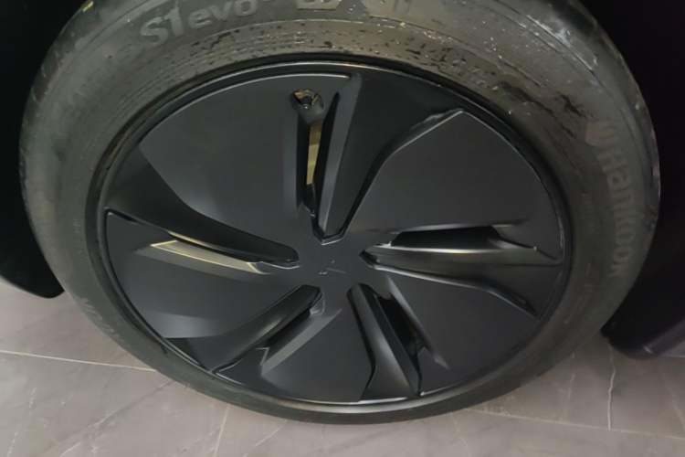 Used Tesla Model Y 2025 Long-Range All-Wheel Drive First Edition Left Front Wheel Hub