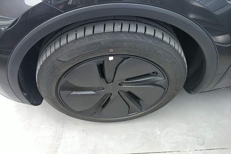 Used Tesla Model Y 2025 Long-Range All-Wheel-Drive Version Left Front Wheel Hub