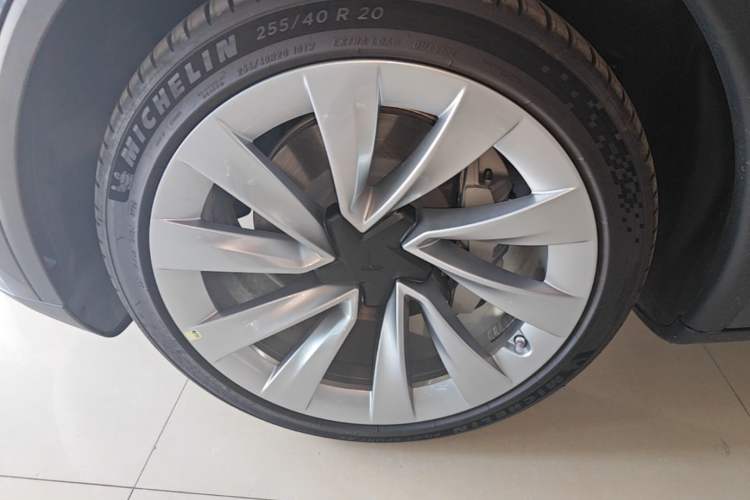 Used Tesla Model Y 2025 Long-Range All-Wheel Drive First Edition Left Front Wheel Hub