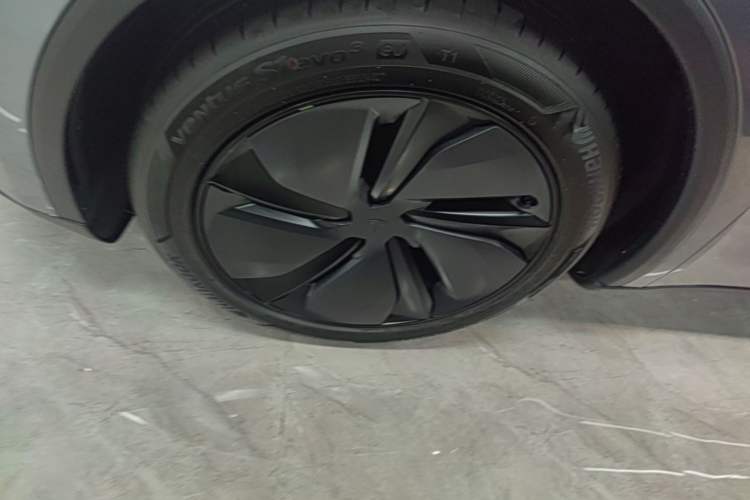 Used Tesla Model Y 2025 Updated Version Long-Range All-Wheel Drive Left Front Wheel Hub