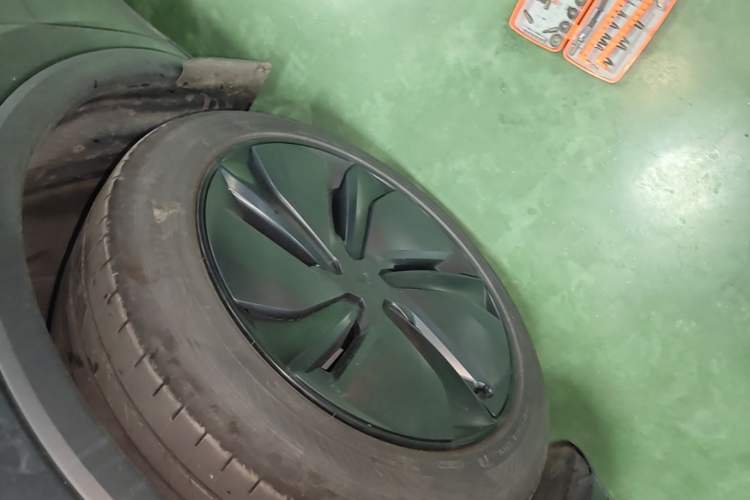 Used Tesla Model Y 2025 Rear-Wheel Drive First Edition Left Front Wheel Hub
