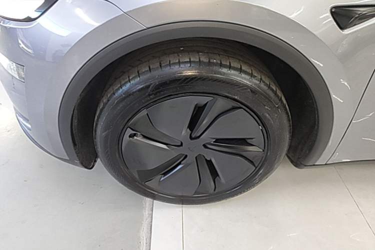 Used Tesla Model Y 2025 Rear-Wheel Drive First Edition Left Front Wheel Hub