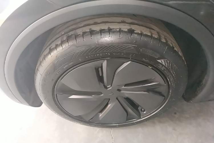 Used Tesla Model Y 2025 Rear-Wheel Drive First Edition Left Front Wheel Hub