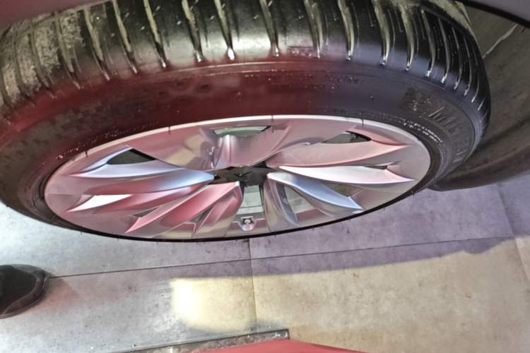 Used Tesla Model Y 2025 Long-Range All-Wheel Drive First Edition Left Front Wheel Hub
