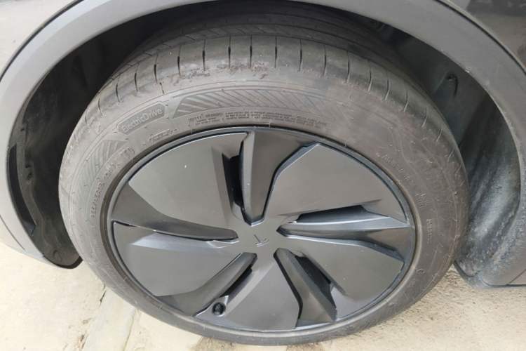 Used Tesla Model Y 2025 Rear-Wheel Drive First Edition Left Front Wheel Hub