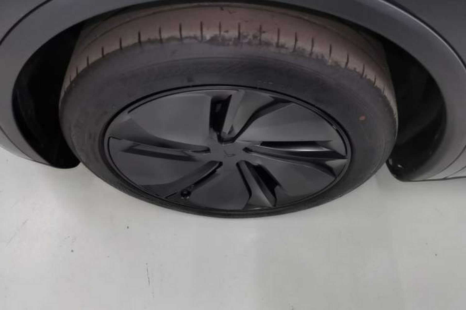 Used Tesla Model Y 2025 Rear-Wheel Drive First Edition Left Front Wheel Hub
