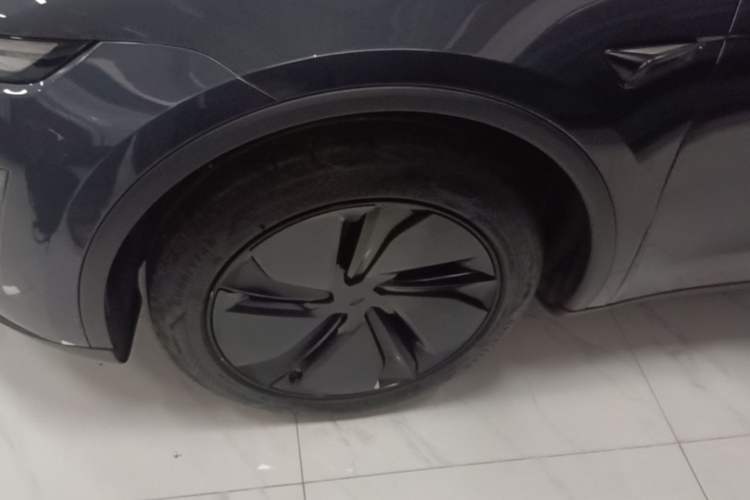 Used Tesla Model Y 2025 Rear-Wheel Drive First Edition Left Front Wheel Hub