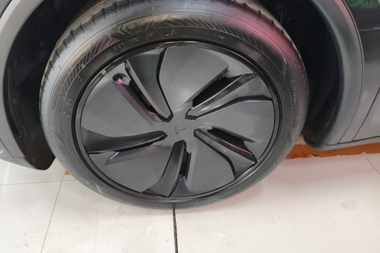 Used Tesla Model Y 2025 Rear-Wheel Drive First Edition Left Front Wheel Hub