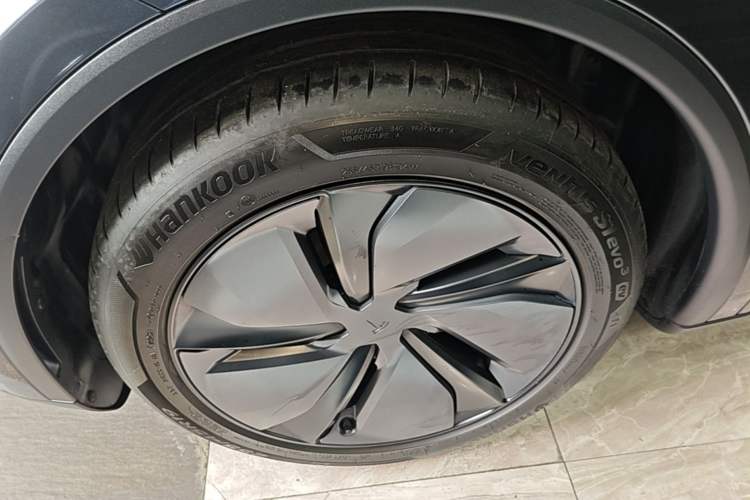 Used Tesla Model Y 2025 Long-Range All-Wheel-Drive Version Left Front Wheel Hub