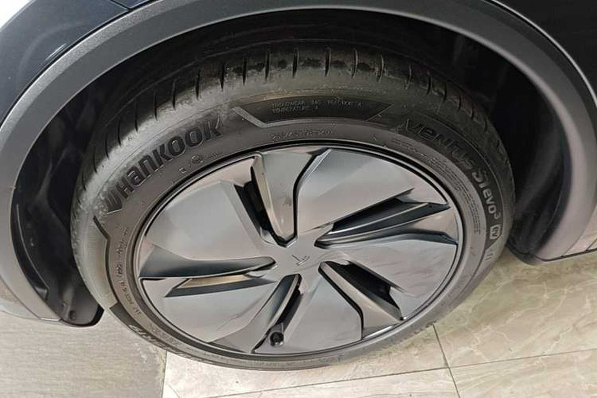 Used Tesla Model Y 2025 Long-Range All-Wheel-Drive Version Left Front Wheel Hub
