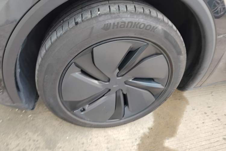Used Tesla Model Y 2025 Long-Range All-Wheel Drive First Edition Left Front Wheel Hub