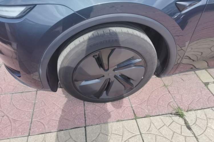Used Tesla Model Y 2025 Rear-Wheel Drive First Edition Left Front Wheel Hub
