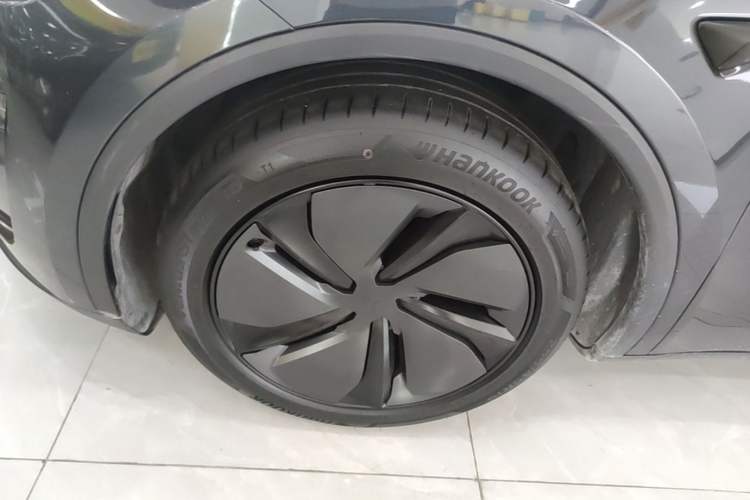 Used Tesla Model Y 2025 Long-Range All-Wheel-Drive Version Left Front Wheel Hub