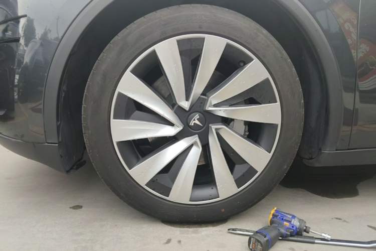 Used Tesla Model Y 2025 Rear-Wheel-Drive Version Left Front Wheel Hub