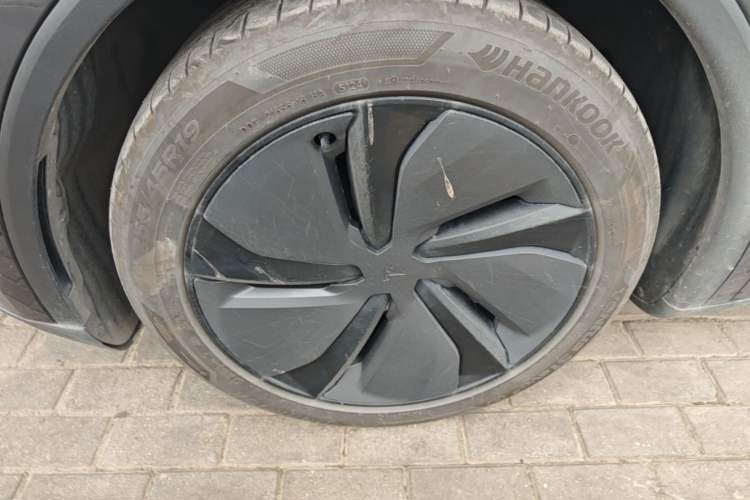 Used Tesla Model Y 2025 Long-Range All-Wheel Drive First Edition Left Front Wheel Hub