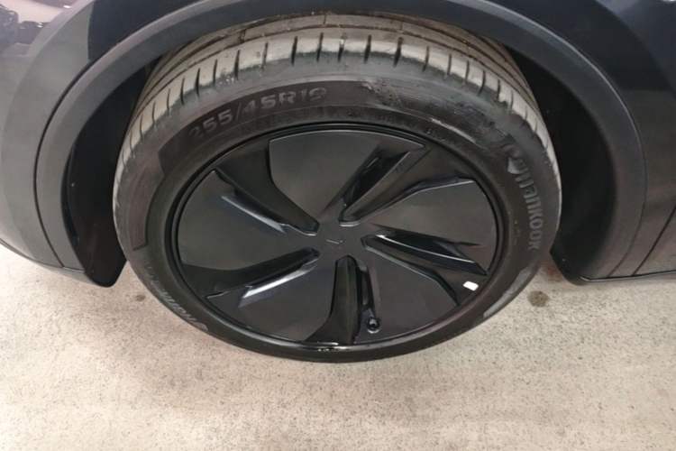 Used Tesla Model Y 2025 Long-Range All-Wheel Drive First Edition Left Front Wheel Hub
