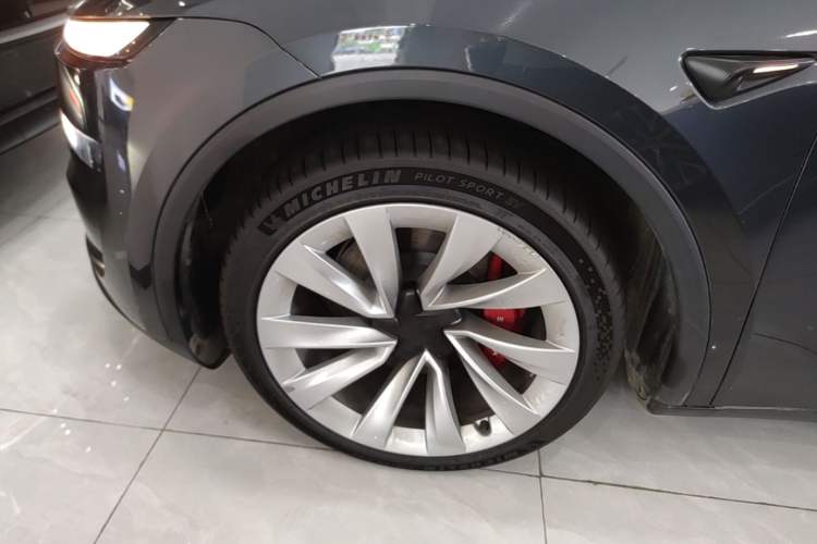 Used Tesla Model Y 2025 Long-Range All-Wheel-Drive Version Left Front Wheel Hub
