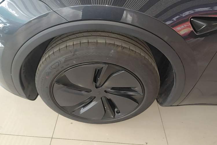Used Tesla Model Y 2025 Rear-Wheel Drive First Edition Left Front Wheel Hub