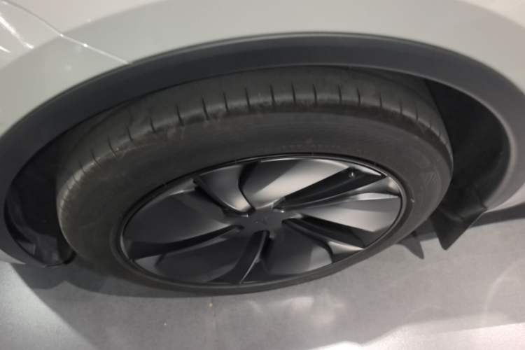Used Tesla Model Y 2025 Rear-Wheel-Drive Version Left Front Wheel Hub