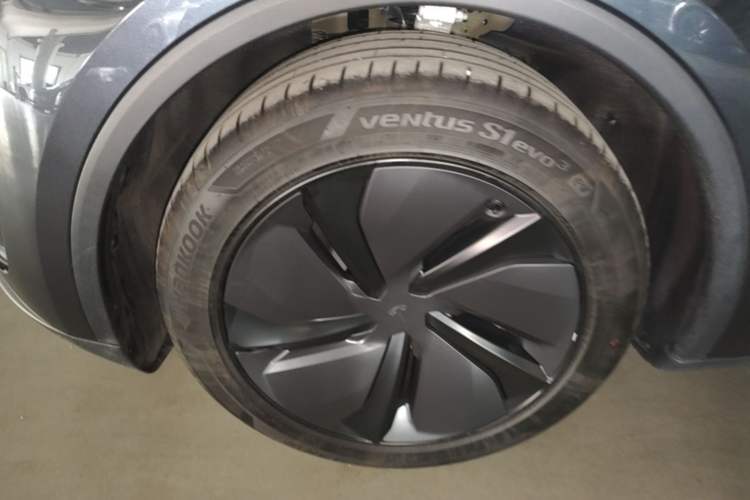 Used Tesla Model Y 2025 Long-Range All-Wheel-Drive Version Left Front Wheel Hub