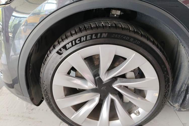 Used Tesla Model Y 2025 Long-Range All-Wheel Drive First Edition Left Front Wheel Hub