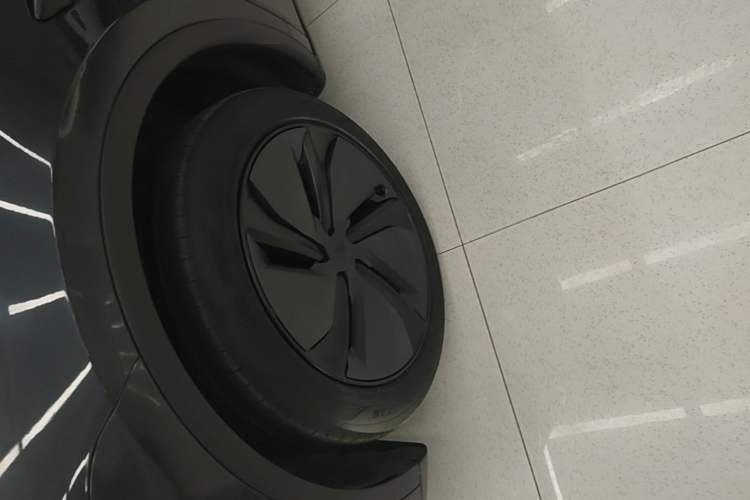 Used Tesla Model Y 2025 Rear-Wheel Drive First Edition Left Front Wheel Hub