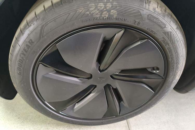 Used Tesla Model Y 2025 Rear-Wheel-Drive Version
