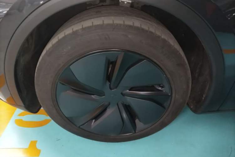 Used Tesla Model Y 2025 Rear-Wheel Drive First Edition Left Front Wheel Hub