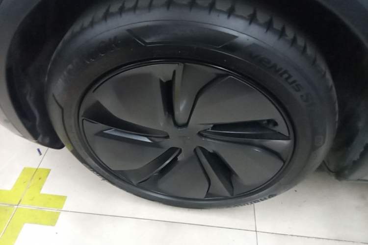 Used Tesla Model Y 2025 Long-Range All-Wheel-Drive Version Left Front Wheel Hub
