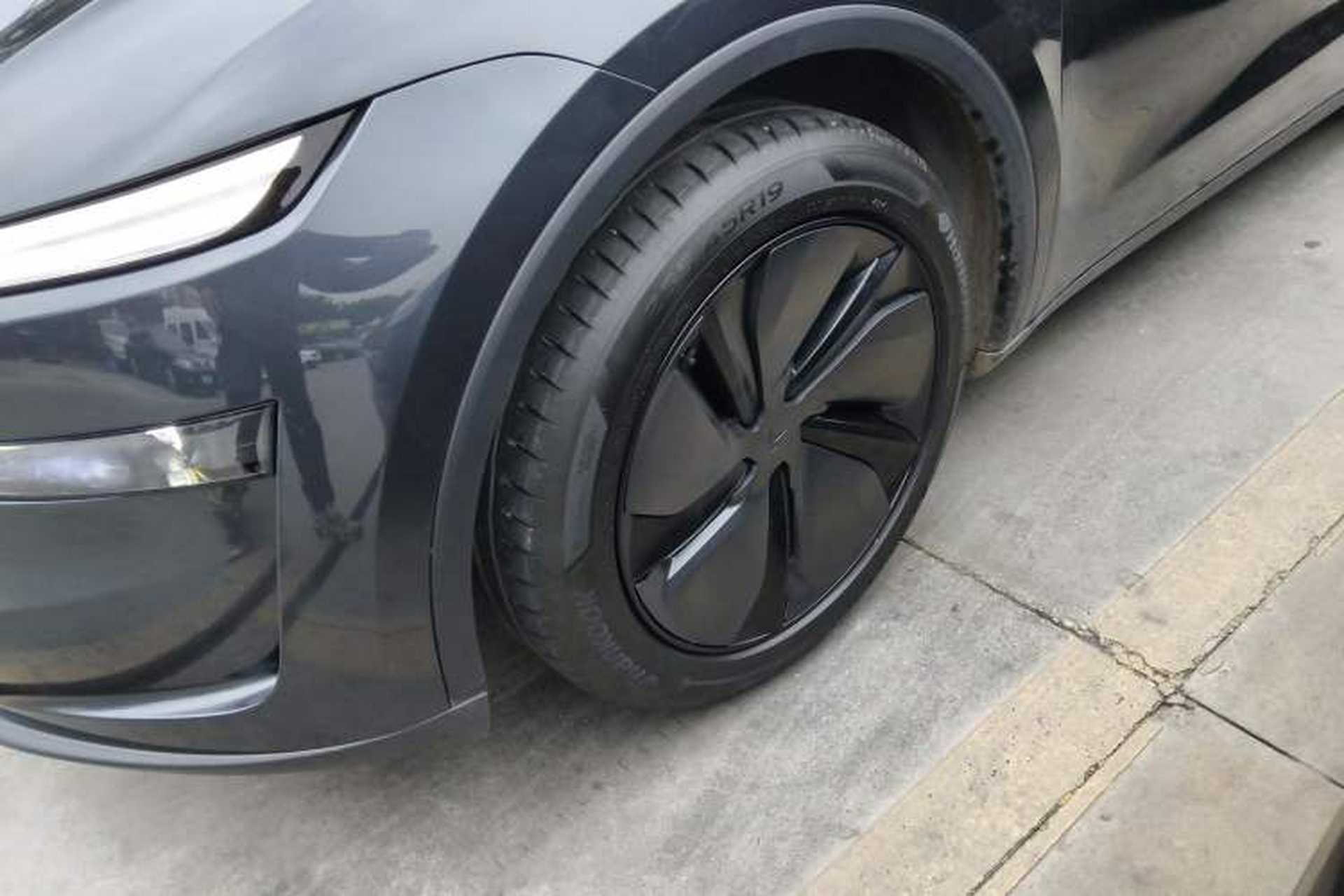 Used Tesla Model Y 2025 Long-Range All-Wheel-Drive Version Left Front Wheel Hub