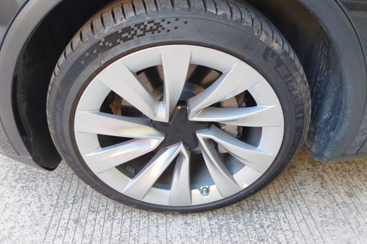 Used Tesla Model Y 2025 Rear-Wheel Drive First Edition Left Front Wheel Hub
